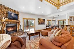 2261-Cozy Lakeview Hideaway - Image 2