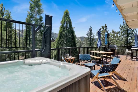 2654- Canyon Crest Ski View Chalet - Image 1