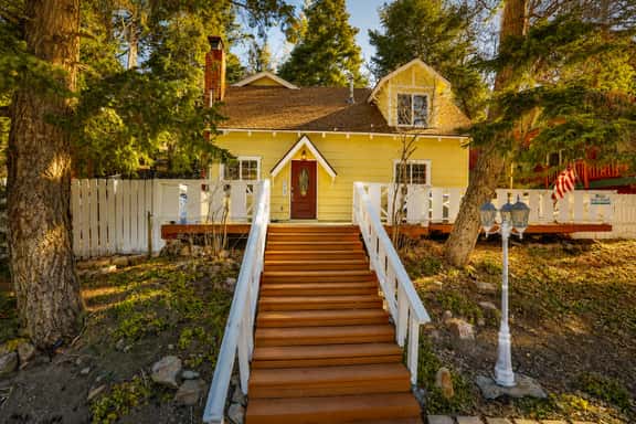 2656- Cottage at ToMolly's - Image 1