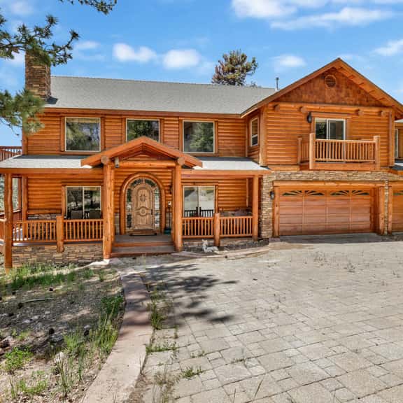 2261-Cozy Lakeview Hideaway - Image 1