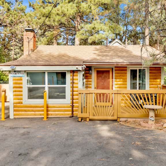 2559- Sugar Bear Chalet - Image 1