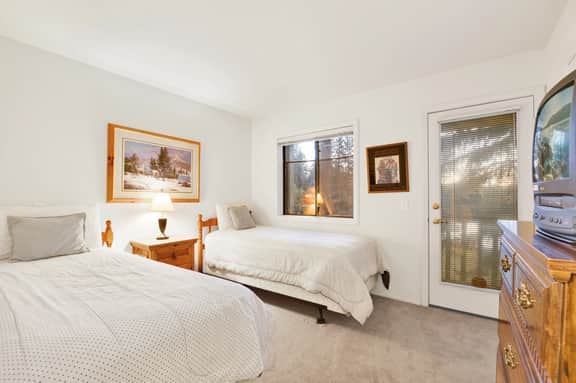 1218-Bear Golf Inn - Image 5