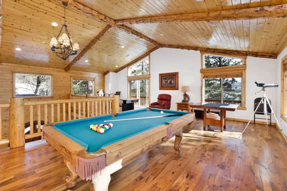 2261-Cozy Lakeview Hideaway - Image 3