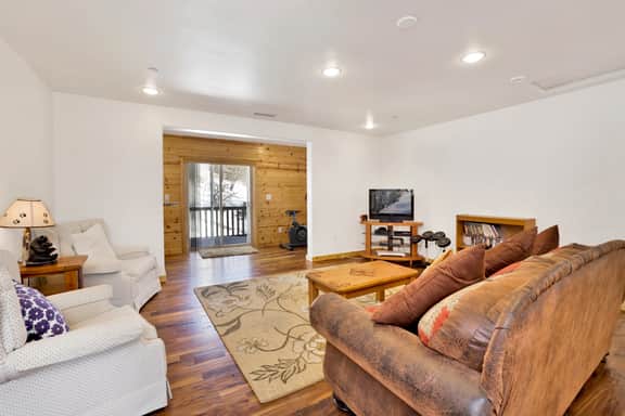2261-Cozy Lakeview Hideaway - Image 4