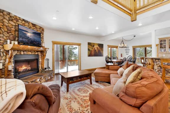 2261-Cozy Lakeview Hideaway - Image 2