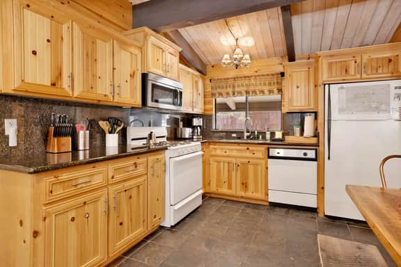 2278-Smith Chalet at Snow Summit - Image 5