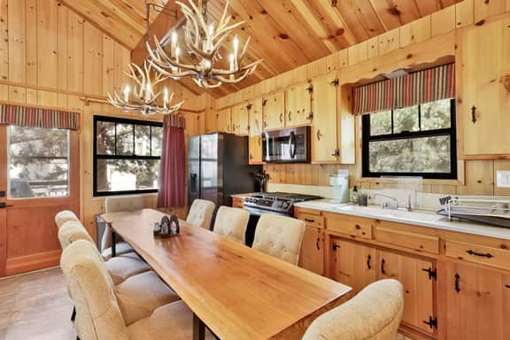 2464-Bruin Chalet - Image 5