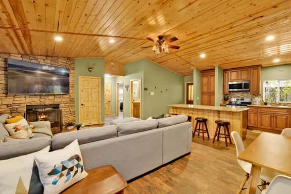 357-Country Club Cabin - Image 3
