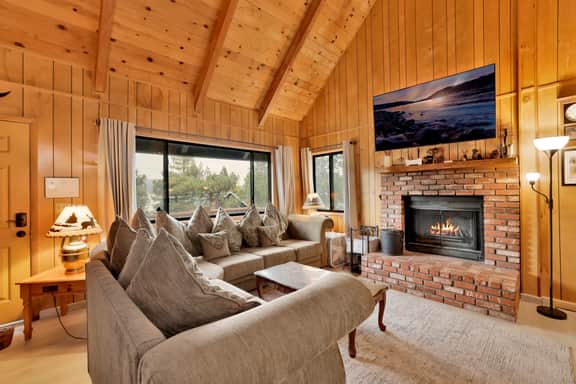 2585-Lakeview Pines Log Cabin - Image 5