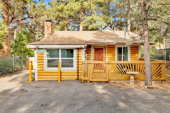 2559- Sugar Bear Chalet - Image 1