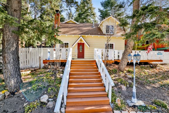 2656- Cottage at ToMolly's - Image 1